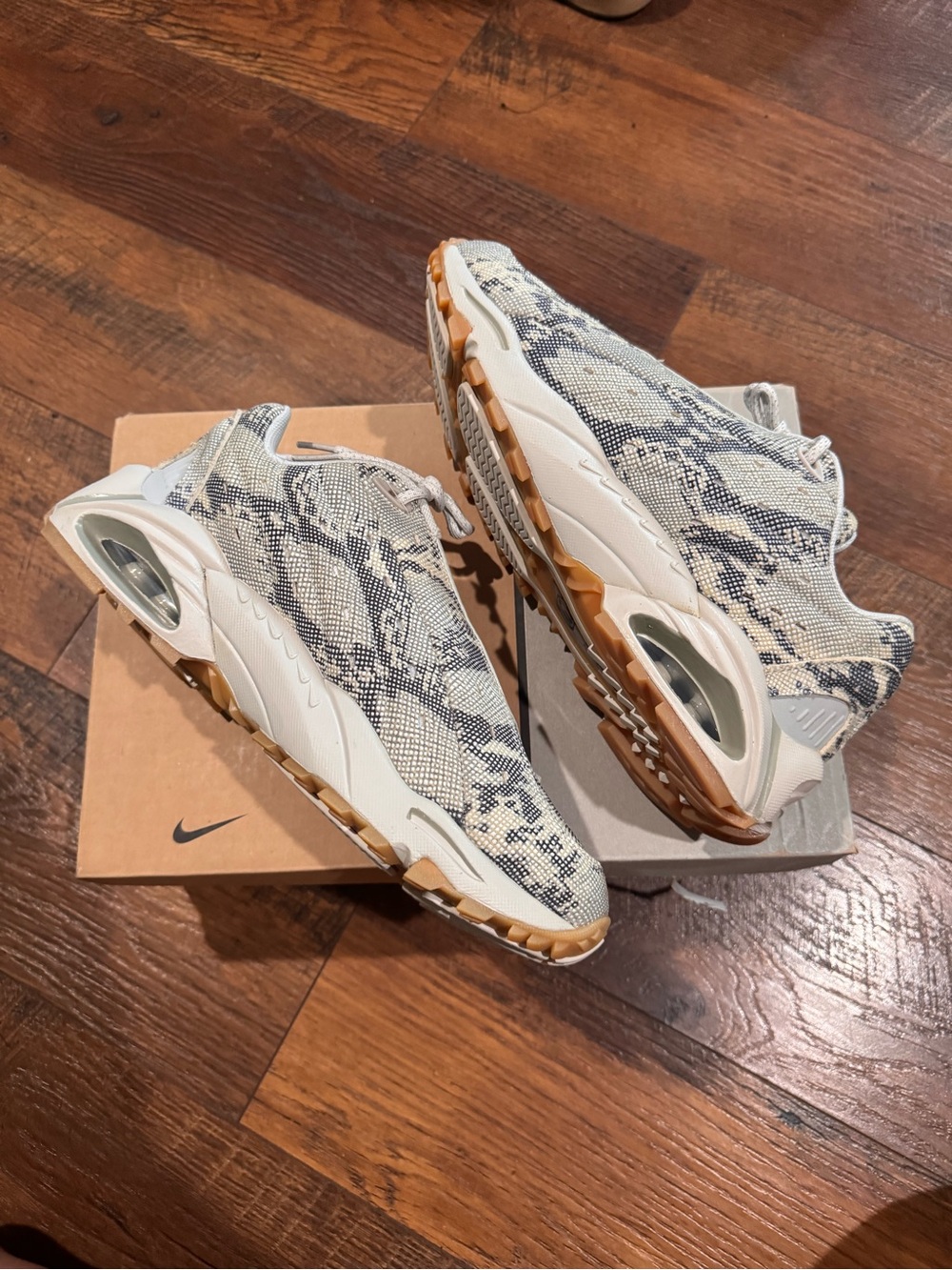 Nike Hot Step Air Terra
Drake NOCTA Snakeskin Light Pumice
